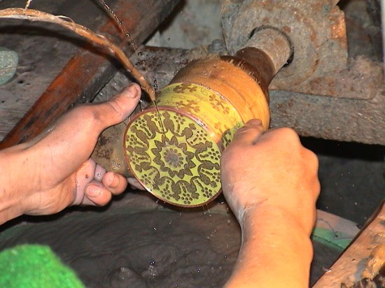 ponçage à l'eau à l'aide de 3 pierres différentes